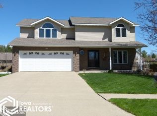 22 Cedar Dr, Pella, IA 50219