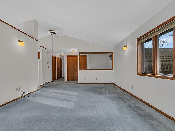 5th image of 302 N Hickory St