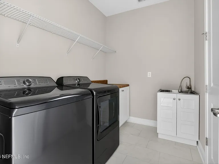 527 Marquesa Cir — Photo 35