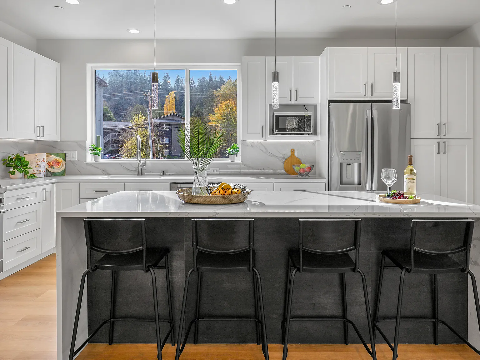 4 bed, 3.5 bath, 2420 sqft, $7,100 — Photo 4
