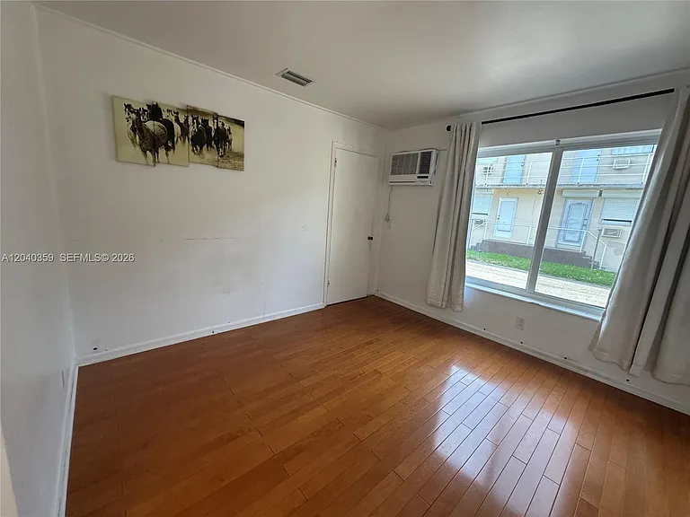 819 NE 8th St #2 — Photo 2