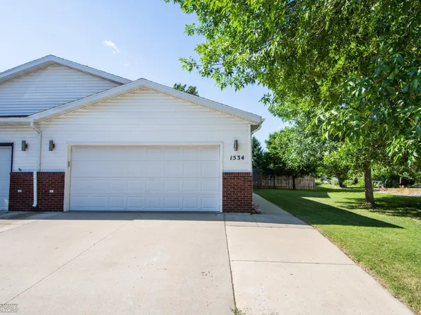 1534 Suntree Dr, West Fargo, ND 58078