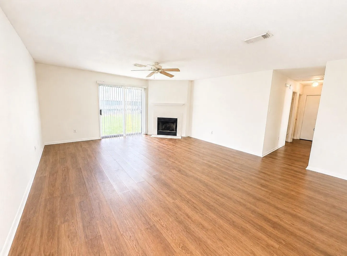 3 bed, 2.0 bath, 1565 sqft, $1,725 — Photo 2