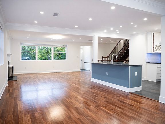 3rd image of 1633 Kalmia Rd NW