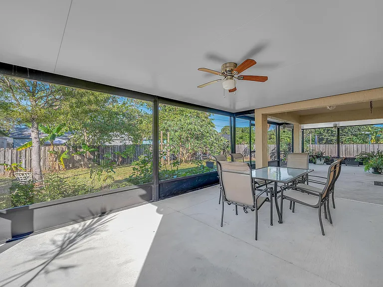 1037 SW Payne Ave — Photo 3