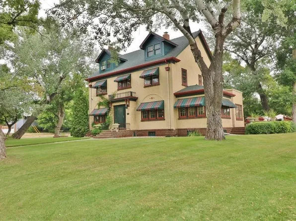 800 1st St NE, Minot, ND 58703