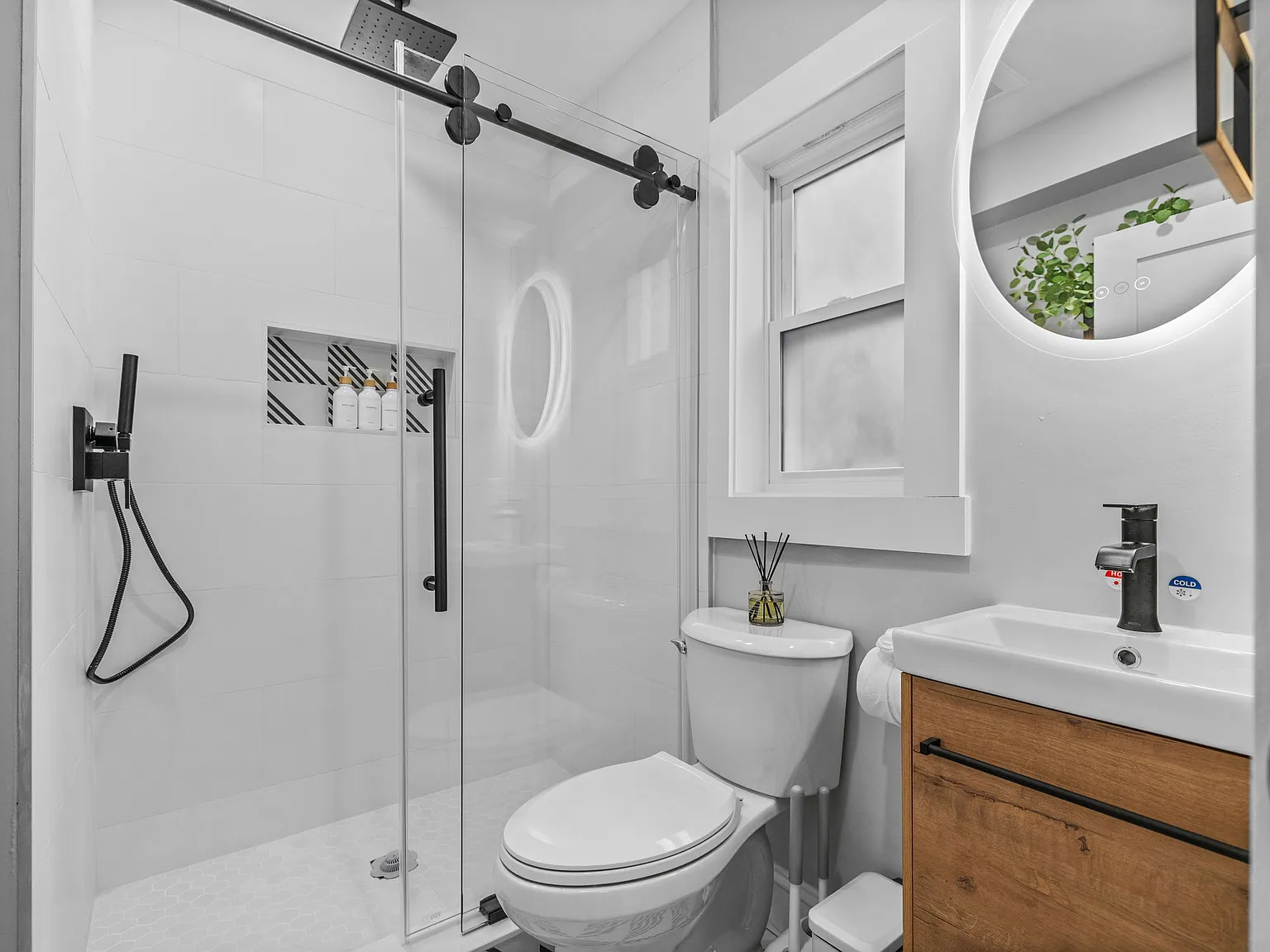 7 bed, $6,850 — Photo 4