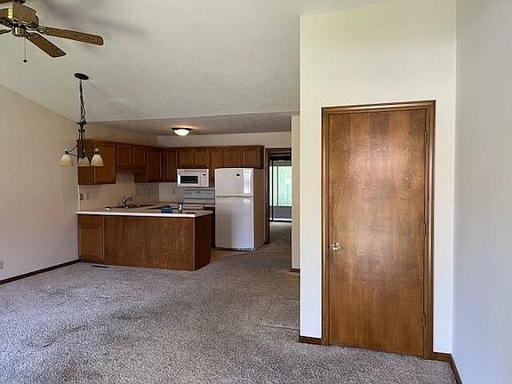 4th image of 492 Cherry Ln
