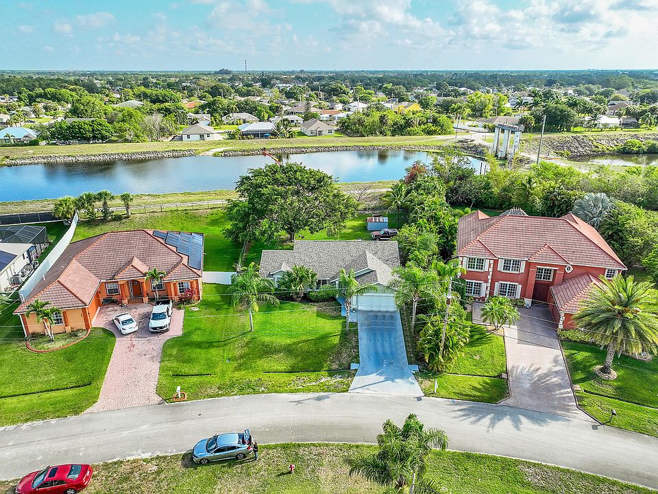 1st image of 390 SW Dalton Circle