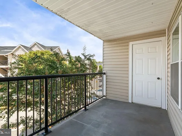 3311 Wyndham Cir APT 2202, Alexandria, VA 22302