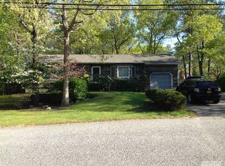 223 Maple St, Calverton, NY 11933
