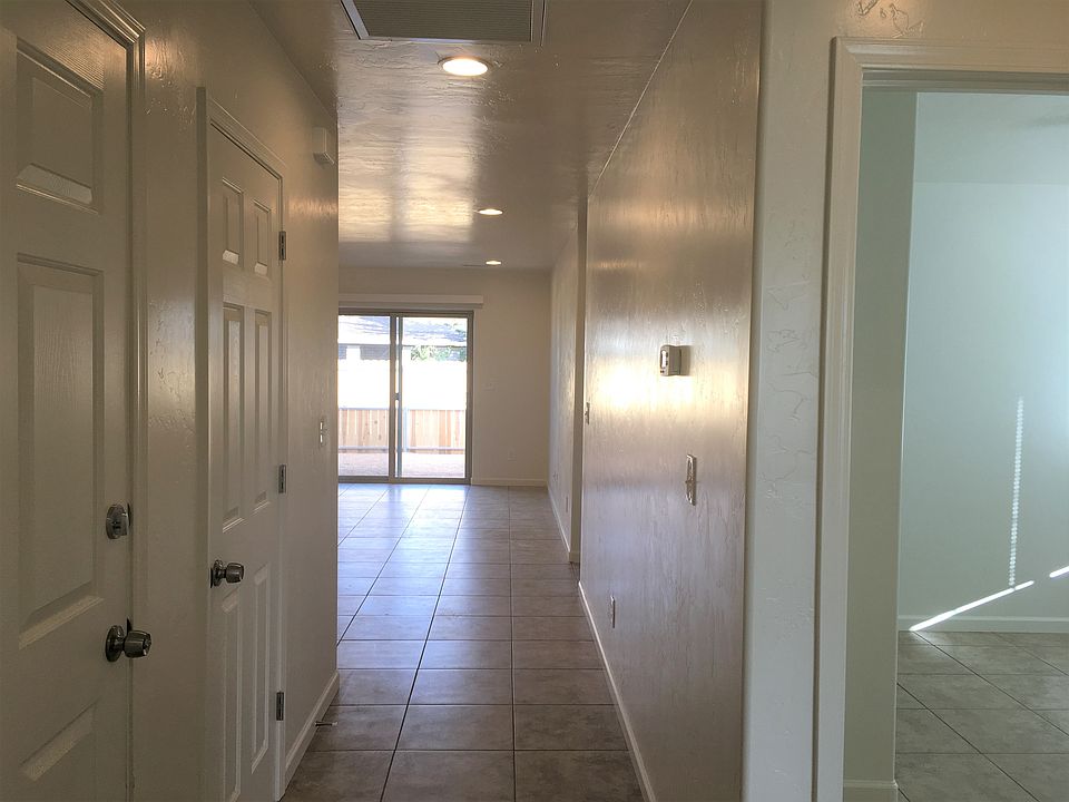 4483 N. Miner Entry Hall