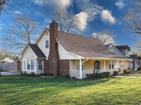 300 Regal Oaks Cir, White Hall, AR 71602