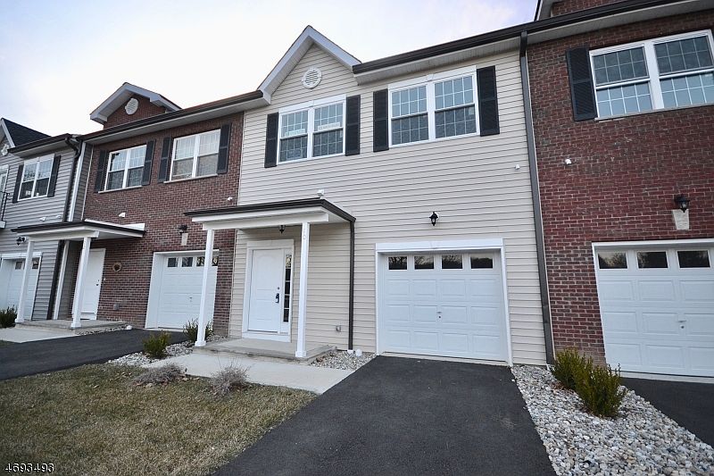 1st image of 10 Giancarlo Ln