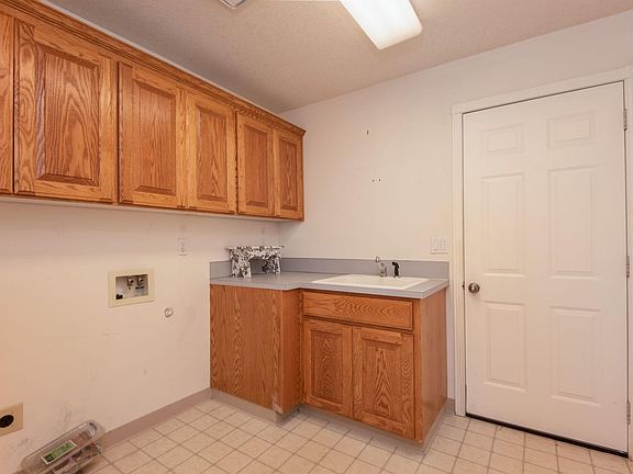 laundry room, plenty of storage