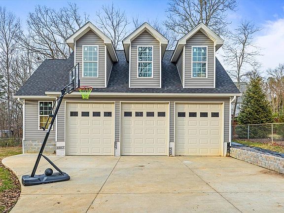 3rd image of 1804 Honeysuckle Ln