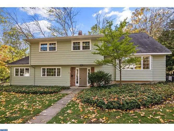 74 Robert Rd photo 1
