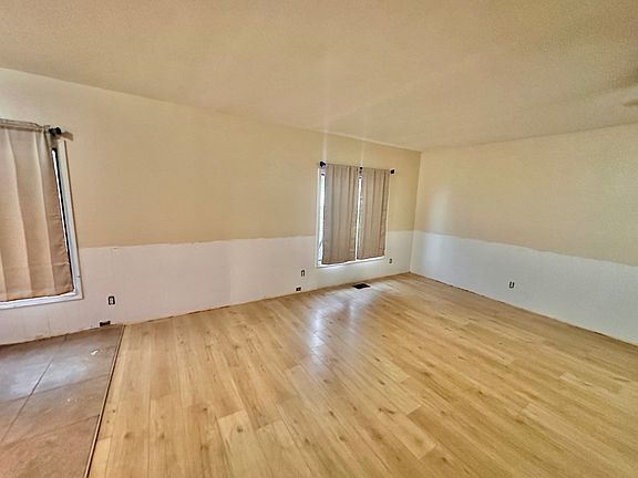 3rd image of 632 Oak St