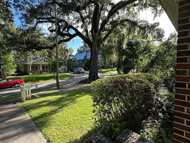 Beautiful downtown quad. 1 and 2 bed units available now. Pets allowed. — Photo 29