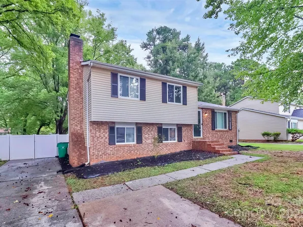 6230 Holly Knoll Dr, Charlotte, NC 28227