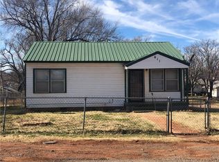 611 N 2nd St, Sayre, OK 73662