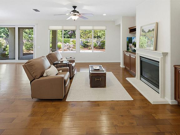 3rd image of 902 Coachman Ln