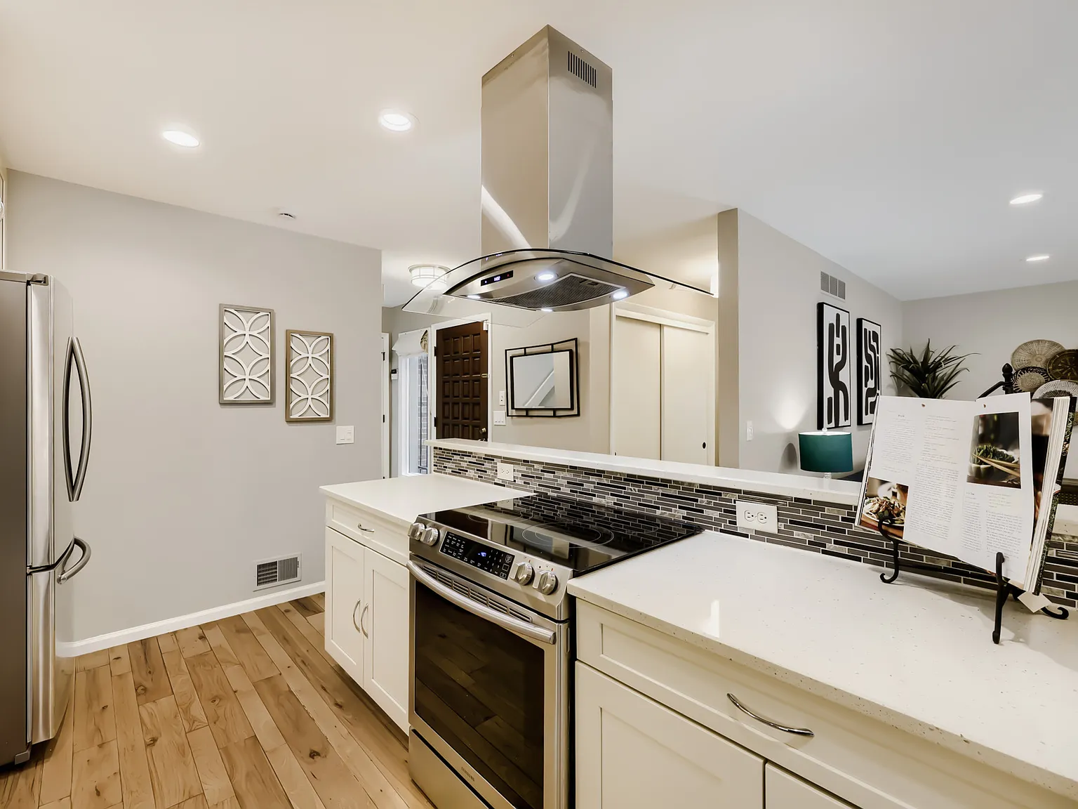 4 bed, 3.5 bath, 2594 sqft, $3,000 — Photo 4