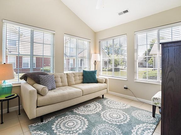 5th image of 74 Greenhedge Cir