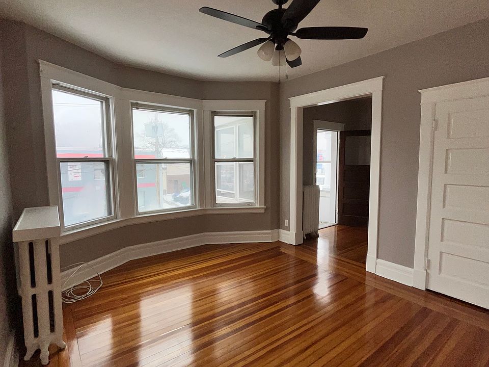 Livingroom (or 4th Bdrm)