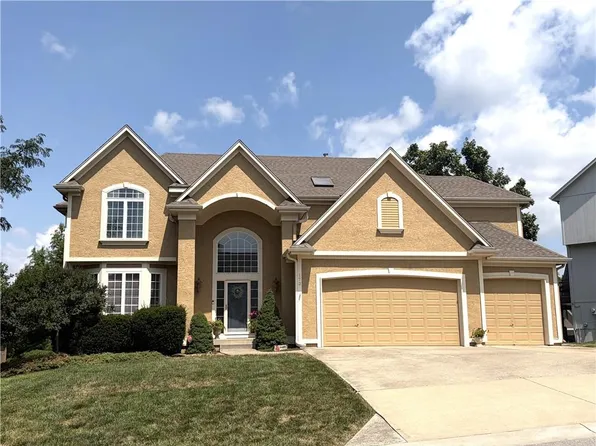 172 NE Hidden Ridge Ln, Lees Summit, MO 64064