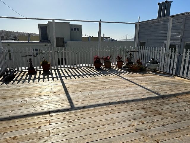 Large Sunny Shared View 
Deck
