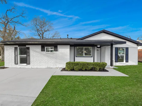 101 Talisman St, Lake Jackson, TX 77566