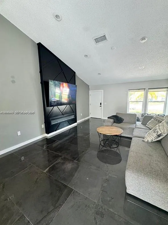 4 bed, 3.0 bath, $3,500 — Photo 3
