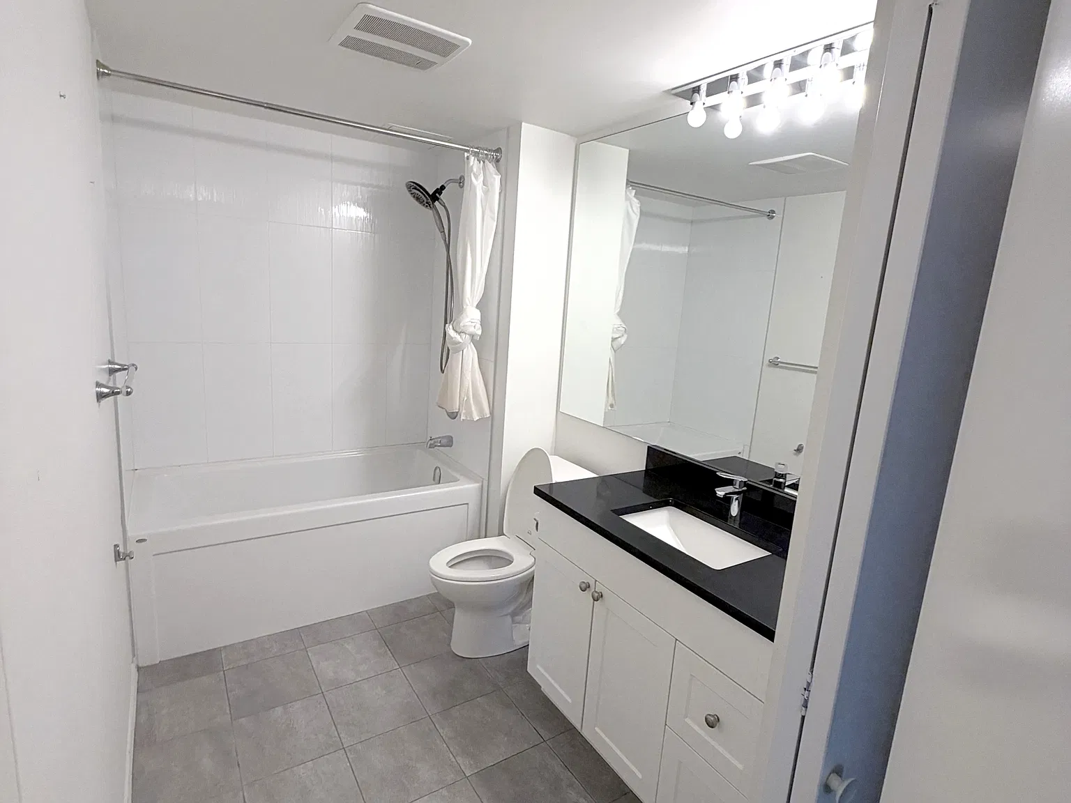 2 bed, 954 sqft, $2,600 — Photo 2