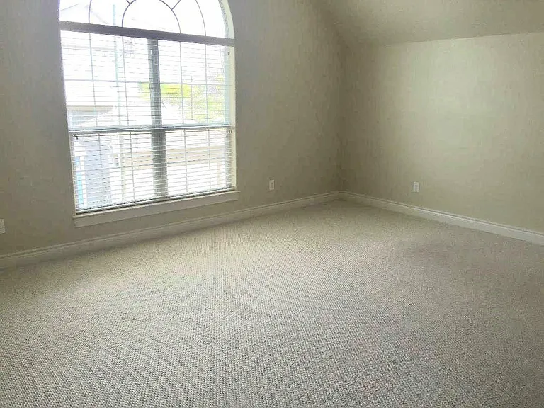 821 W 26th St — Photo 34