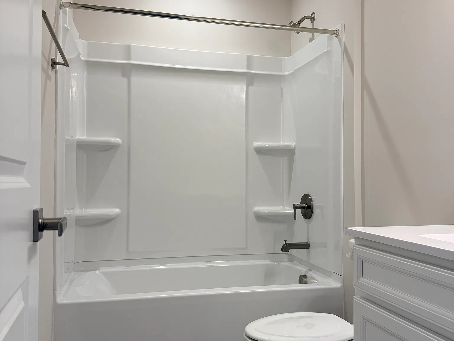 3 bed, 1628 sqft, $2,500 — Photo 4