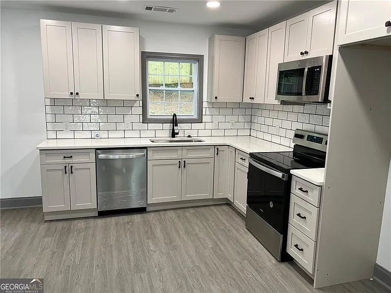221 Stafford St NW — Photo 8