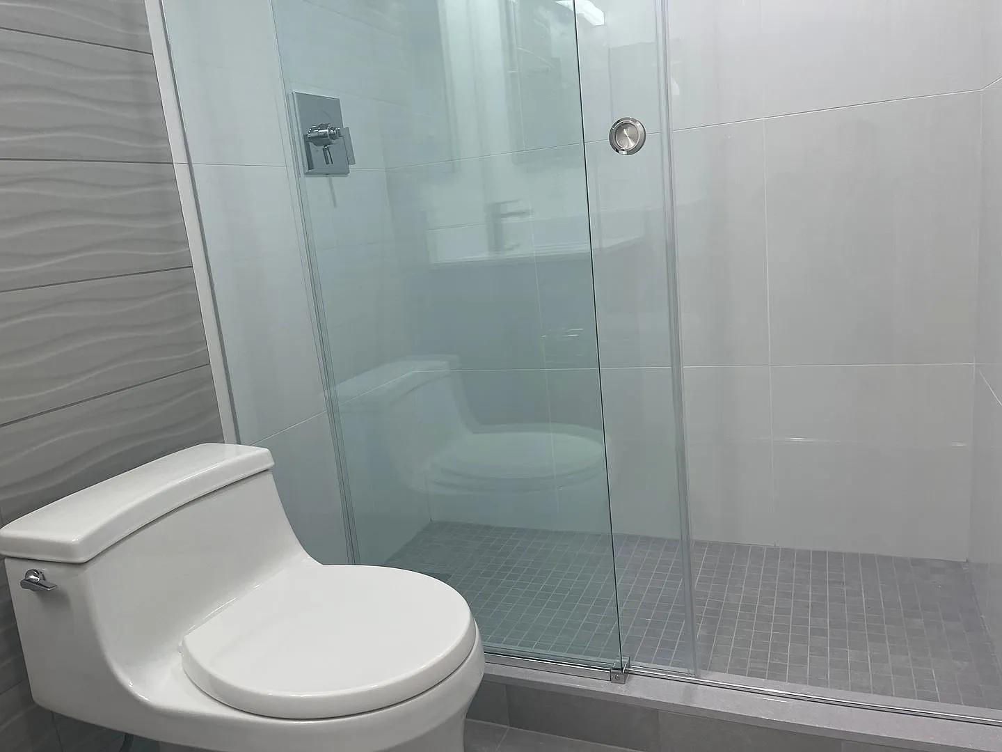 Luxury 2 Bed 2.5 Bath Duplex, All New , Laundry In Unit Garage Pool,. No Fee — Photo 4