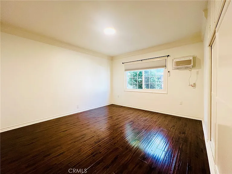 5118 Riverton Ave — Photo 10