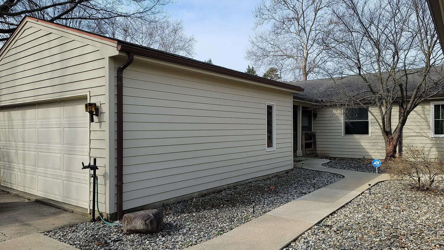 1601 Coventry Dr APT B photo 1