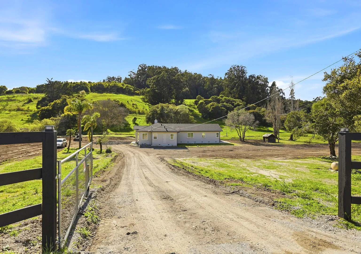 Beautiful Gated Country Property — Photo 3