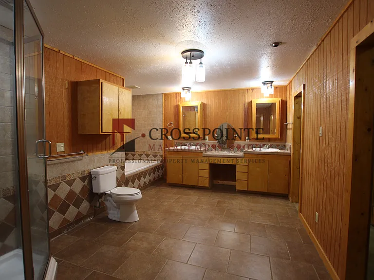 110 S Hunter St — Photo 34