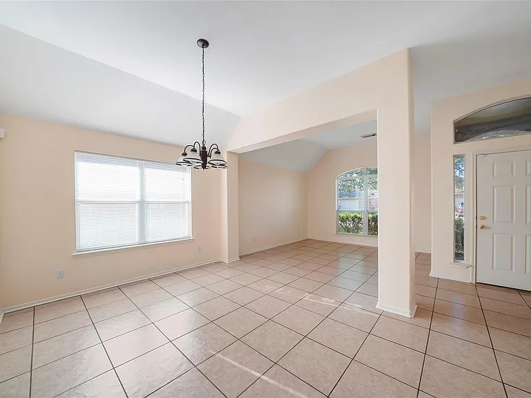 20410 Pomegranate Ln — Photo 2