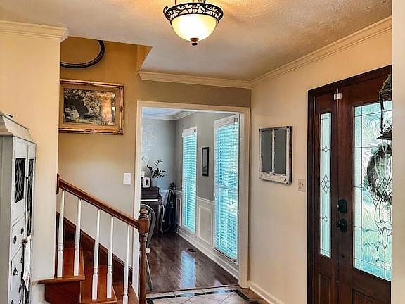Entry way leading to dining room or sitting room