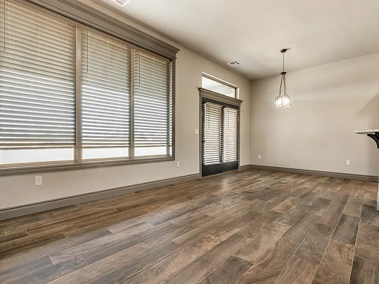 6133 Oxnard St — Photo 3