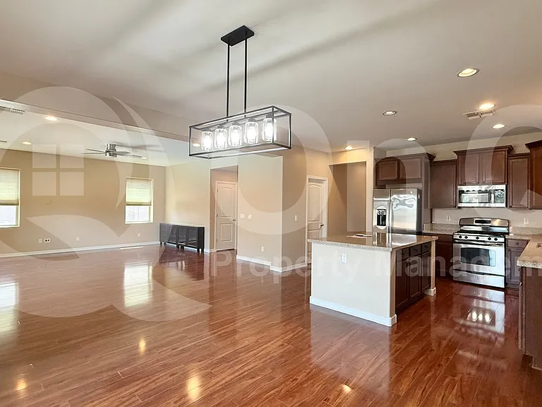 1142 E Sourwood Dr — Photo 5