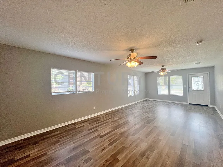 450 Everett St — Photo 5