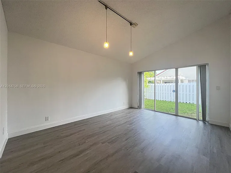 465 Somerset Way — Photo 5