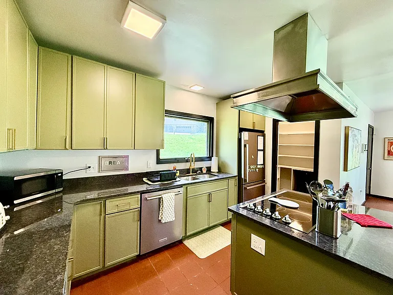 527 Valewood Ln — Photo 19