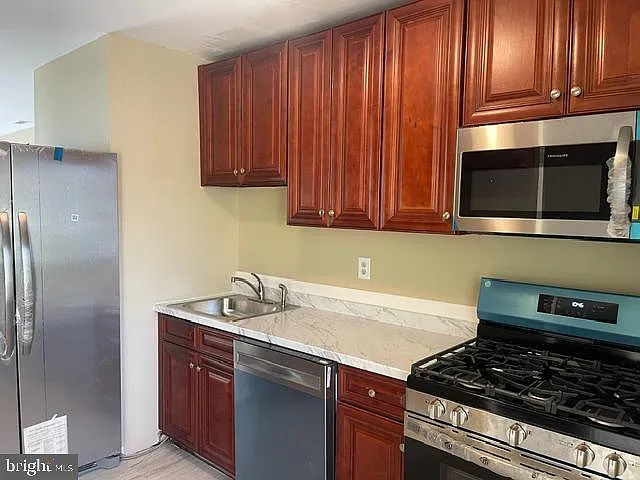13 Chatham Ct — Photo 4